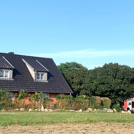 Bauernkaten Mit Terrasse Und Kamin Bei Stahlbrode منزل للإقامة *